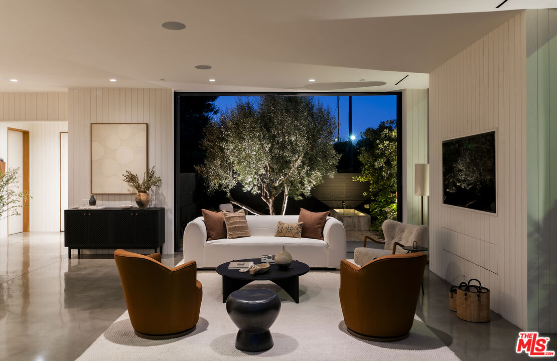 901 Flower Avenue Venice, CA 90291 - Photo 33 of 35 a living room with furniture a lamp and a flat screen tv