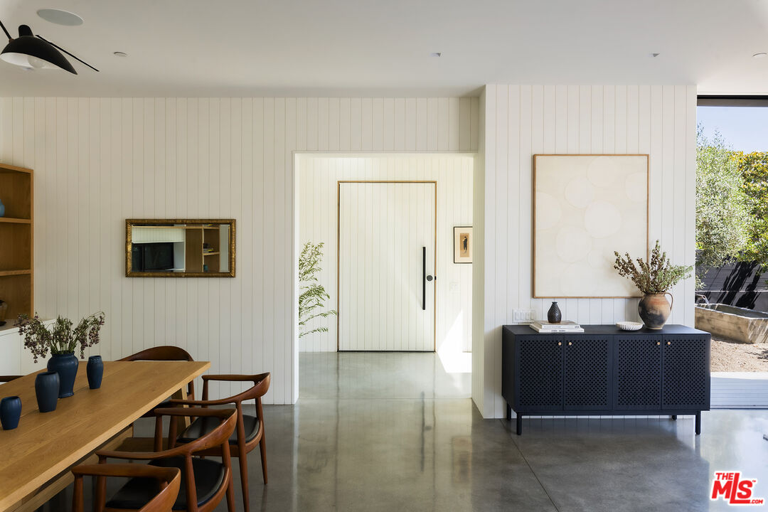 901 Flower Avenue Venice, CA 90291 - Photo 4 of 35 a living room with furniture and wooden floor