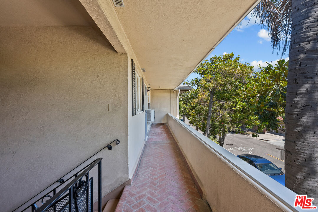 272 South Doheny Drive, Unit 1 Beverly Hills, CA 90211 - Photo 13 of 44 a view of a balcony