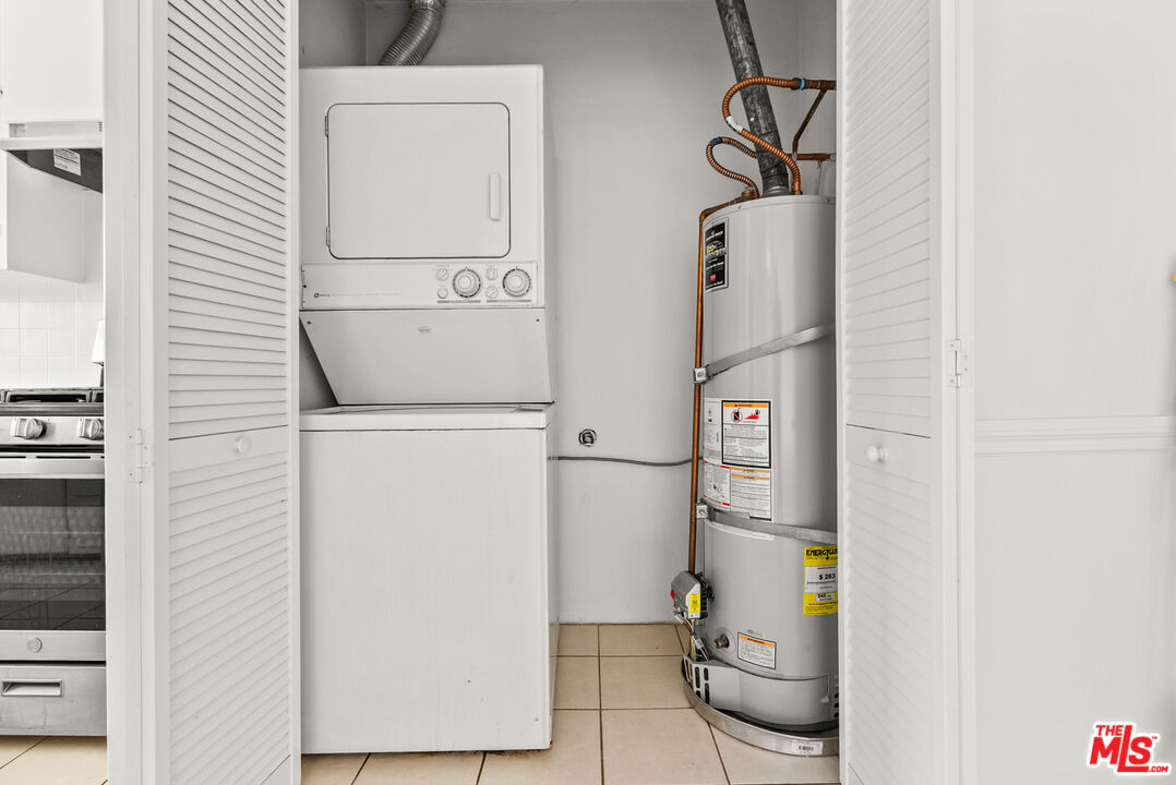 272 South Doheny Drive, Unit 1 Beverly Hills, CA 90211 - Photo 24 of 44 a utility room with dryer and washer