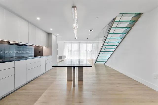 a view of entryway and kitchen