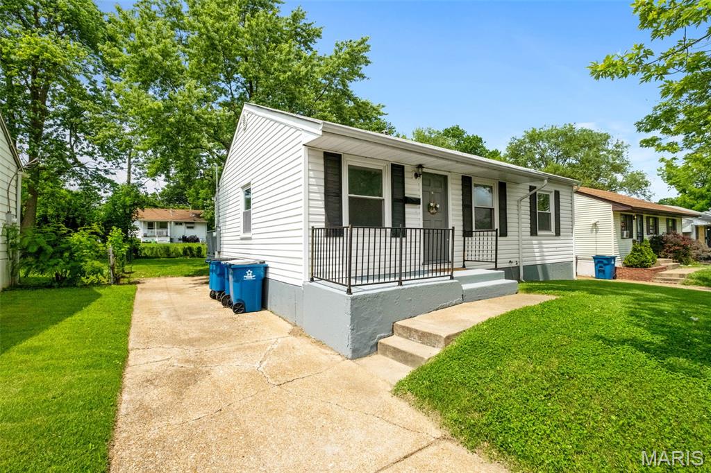 421 Midlothian Road St. Louis, MO 63137 - Photo 3 of 51