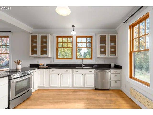 $800,000 | 33336 Crown Point Drive, Warren, OR 97053