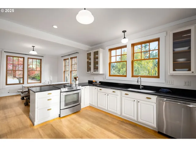 $800,000 | 33336 Crown Point Drive, Warren, OR 97053