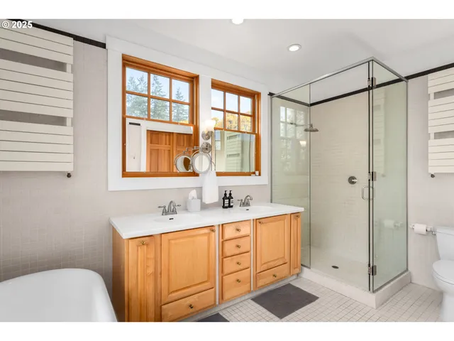 $800,000 | 33336 Crown Point Drive, Warren, OR 97053