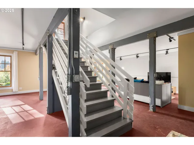 $800,000 | 33336 Crown Point Drive, Warren, OR 97053