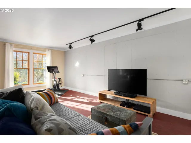 $800,000 | 33336 Crown Point Drive, Warren, OR 97053