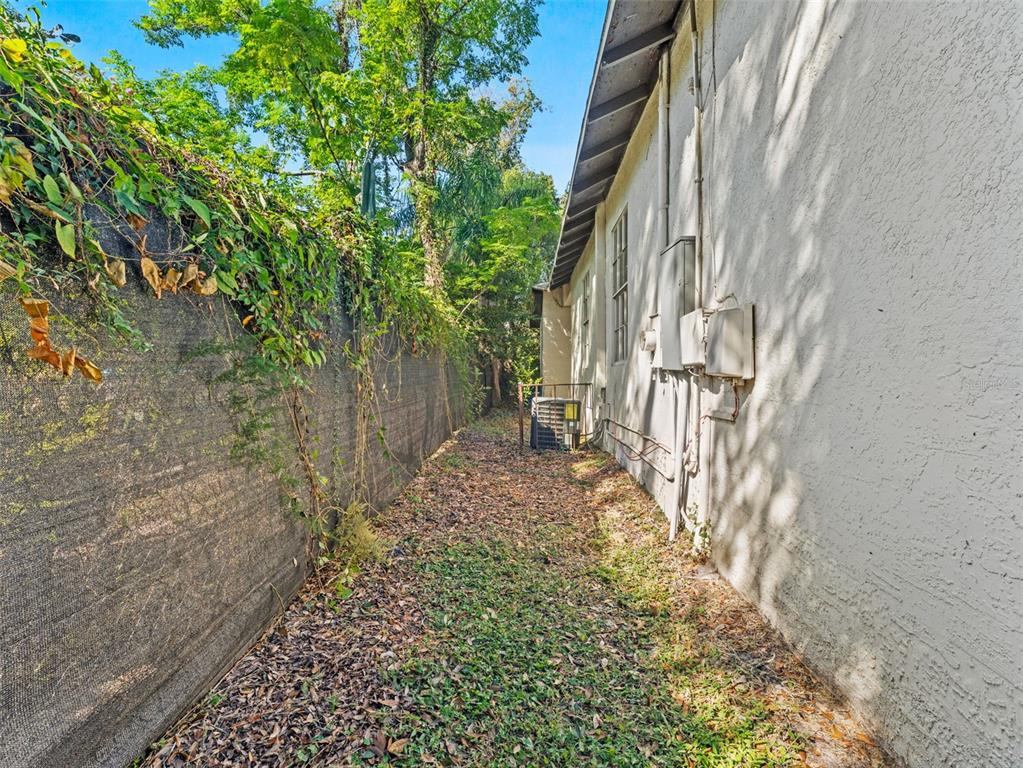 8210 North Klondyke Street, Unit 1 Tampa, FL 33604 - Photo 27 of 34 a backyard of a house with lots of green space