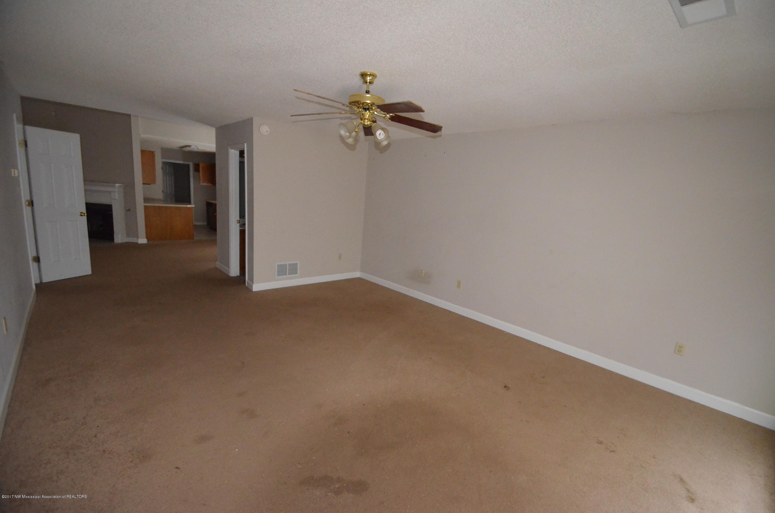 1146 Wilson Ridge Lake Cormorant, MS 38641 - Photo 3 of 9 Living room
