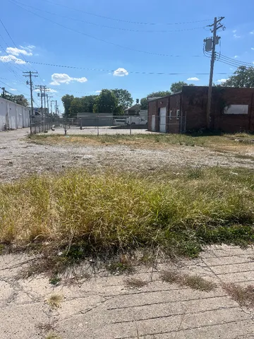 a view of a yard with a house