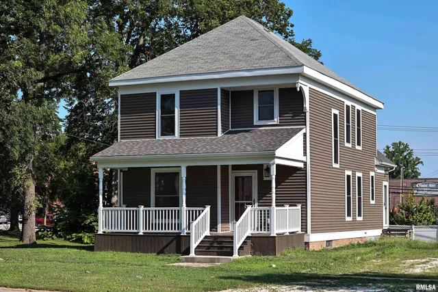 $255,000 | 220 East Fayette Street, Pittsfield, IL 62363