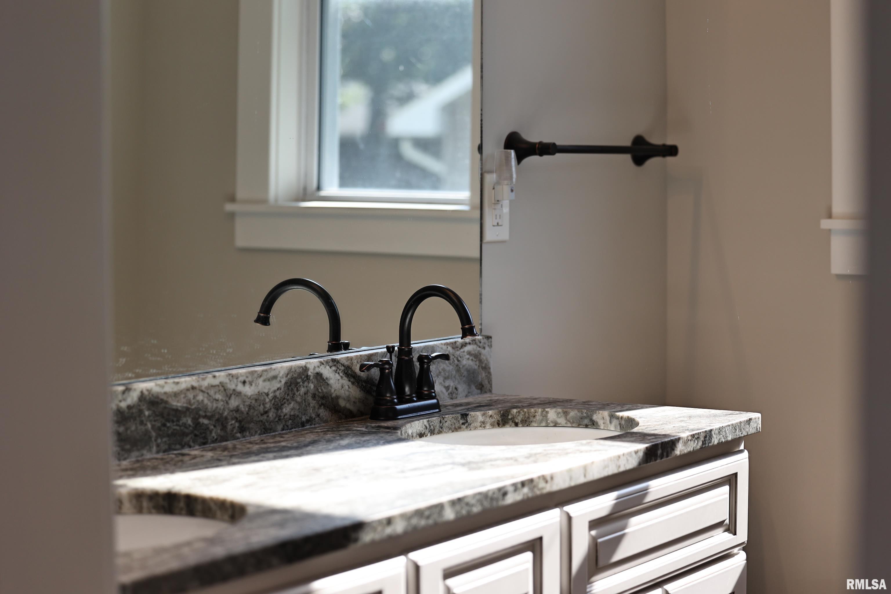 220 East Fayette Street Pittsfield, IL 62363 - Photo 4 of 75