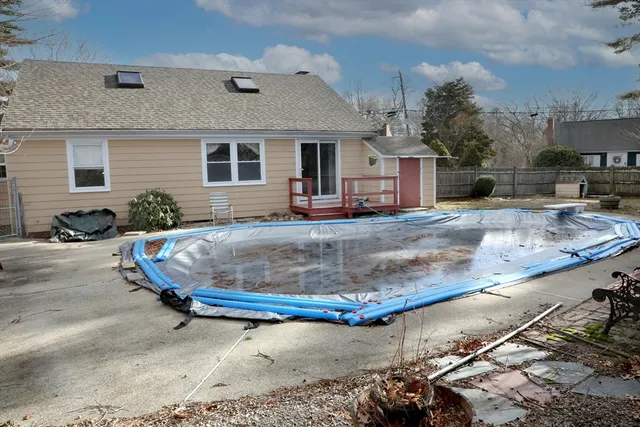 a view of a house with cars park