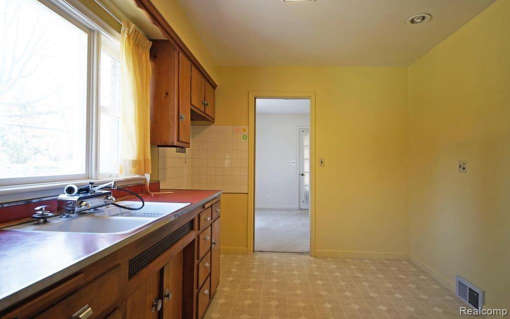 564 Roslyn Road Grosse Pointe, MI 48236 - Photo 6 of 22 6-photo-web-1024x640-57053.jpg