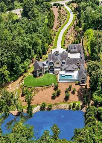 a view of a livingroom with furniture window and outside view
