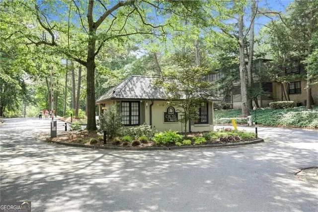 $1,900 | 8 Arpege Way Northwest, Atlanta, GA 30327