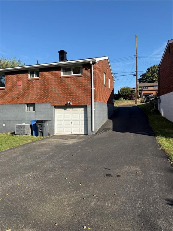 662 Lindsay Road Carnegie, PA 15106 - Photo 4 of 19 a front view of a house with a yard