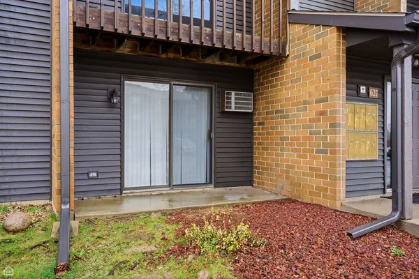 $1,499 | 627 South Virginia Road, Unit 112, Crystal Lake, IL 60014