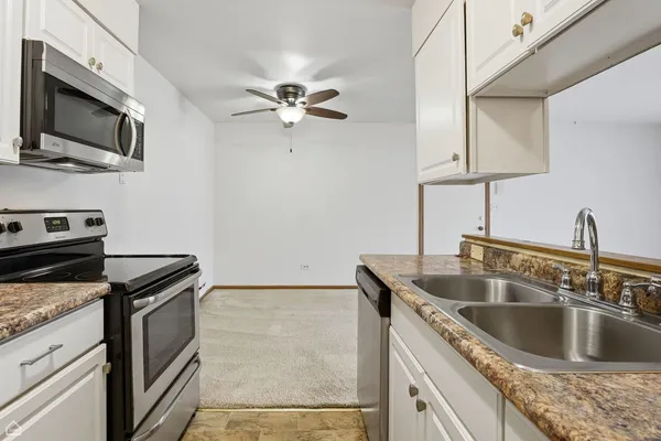 $1,499 | 627 South Virginia Road, Unit 112, Crystal Lake, IL 60014