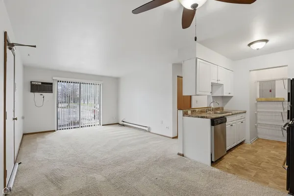 $1,499 | 627 South Virginia Road, Unit 112, Crystal Lake, IL 60014