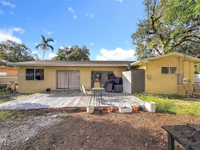 a view of a dinning table and chairs in patio