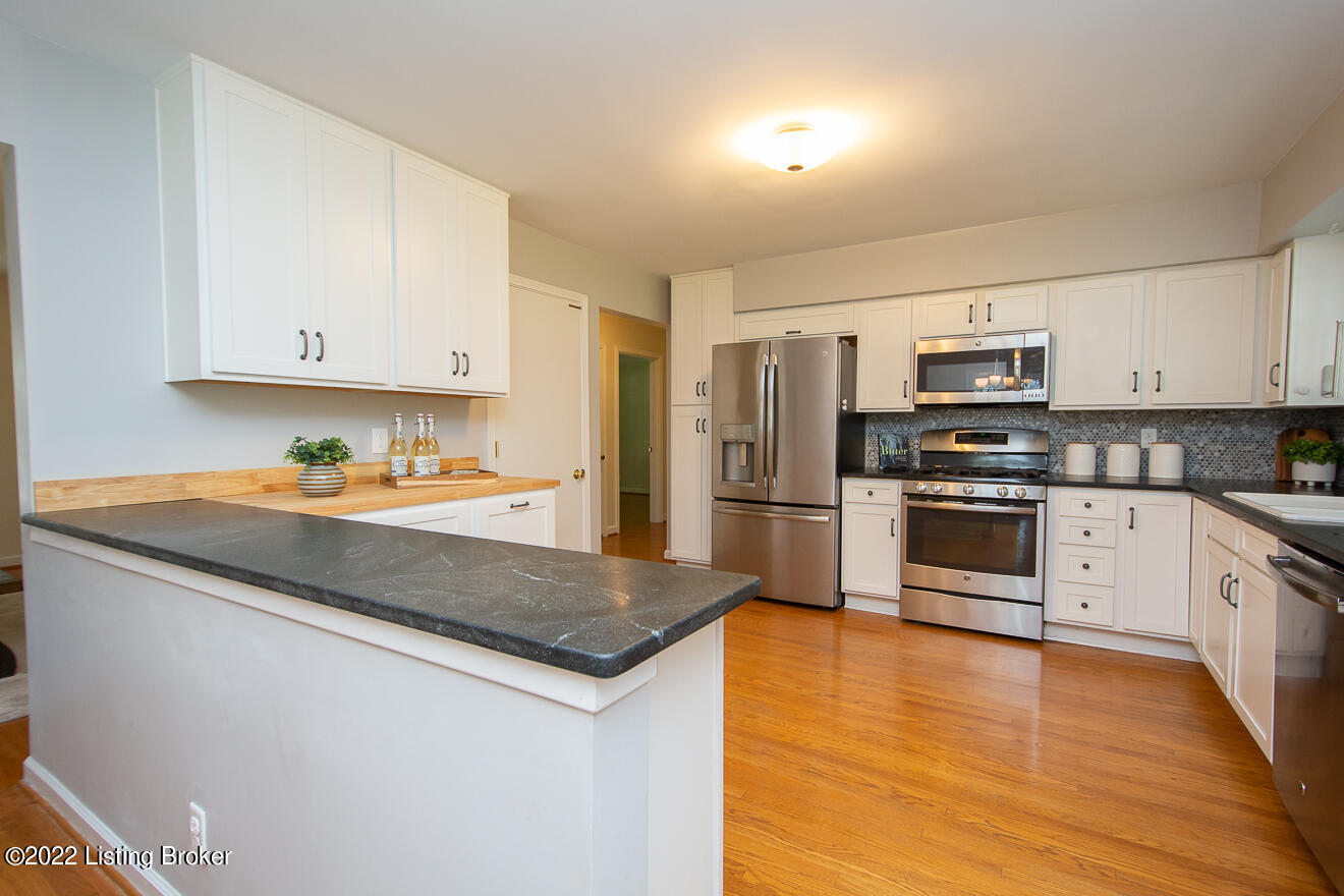 8604 Charing Cross Road Louisville, KY 40222 - Photo 12 of 57 Kitchen