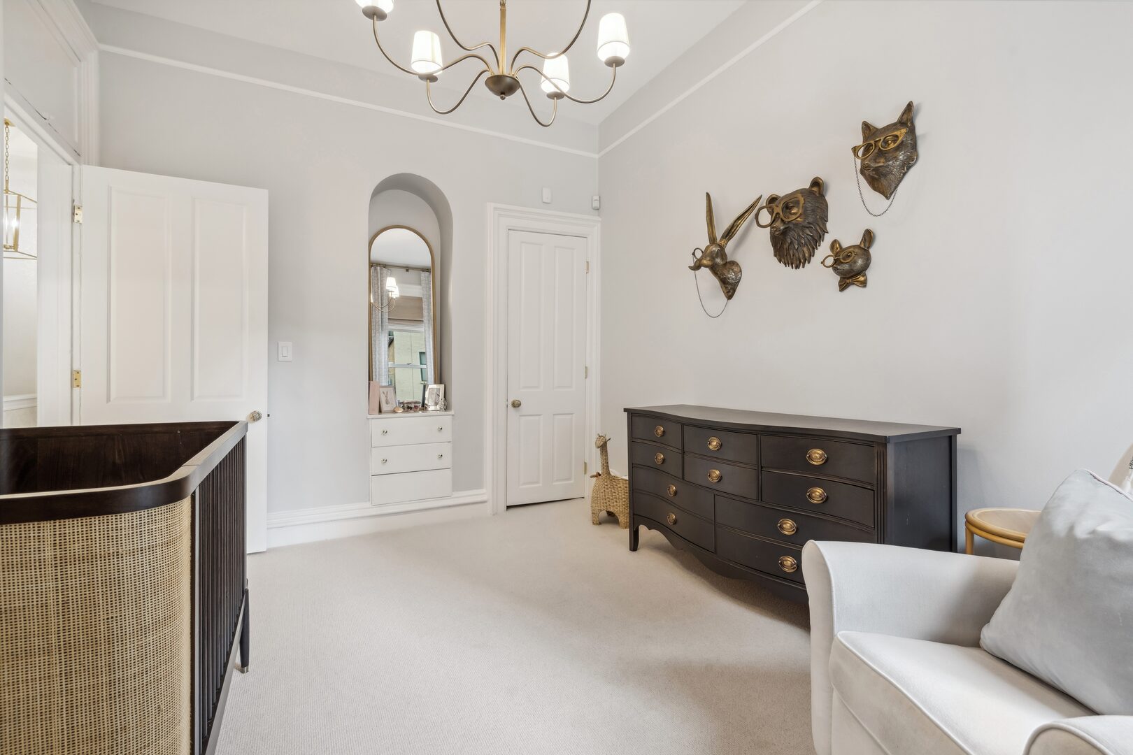 24 West Chestnut Street Chicago, IL 60610 - Photo 23 of 38 a living room with furniture