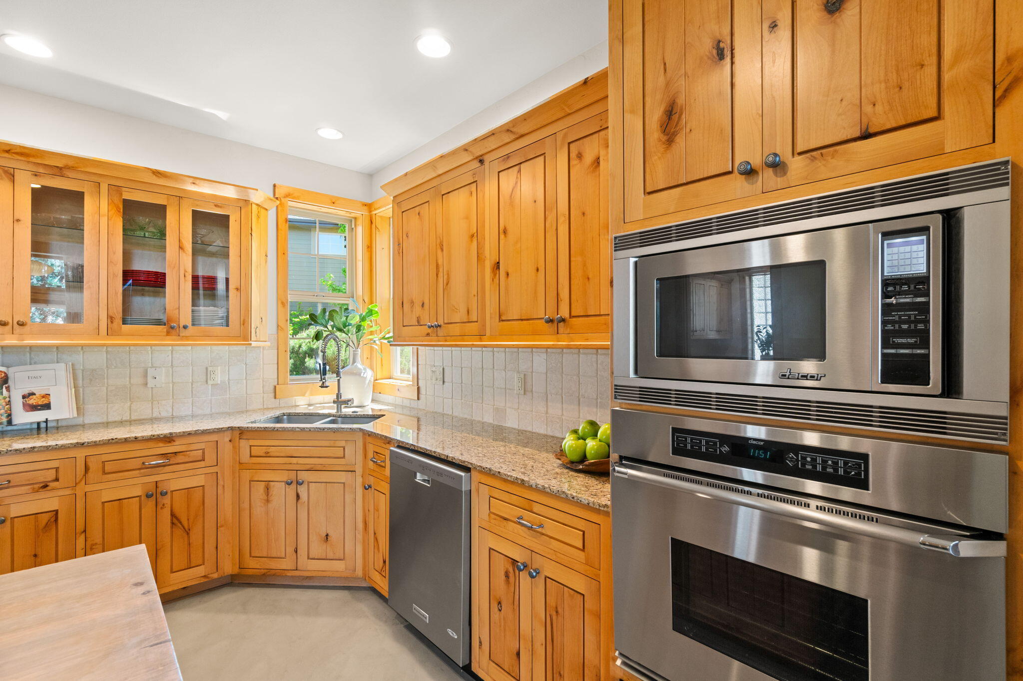 655 Southwest Otter Way Bend, OR 97702 - Photo 17 of 49 Kitchen