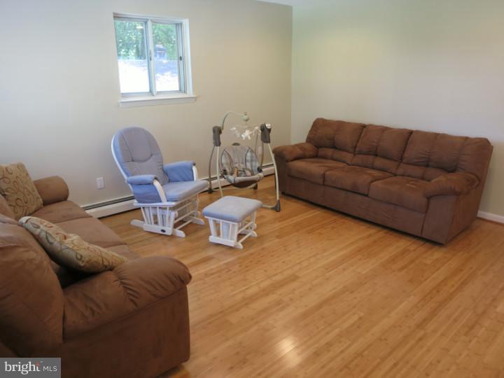 909 Ash Road Wallingford, PA 19086 - Photo 2 of 25 Living Room