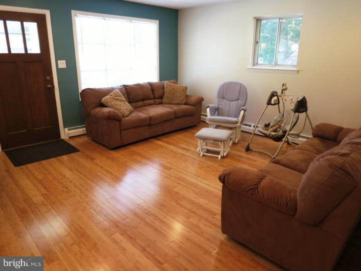 909 Ash Road Wallingford, PA 19086 - Photo 3 of 25 Living Room