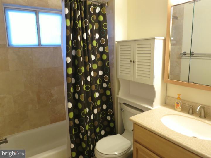 909 Ash Road Wallingford, PA 19086 - Photo 10 of 25 Bathroom