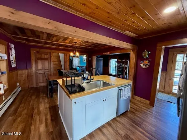 $305,000 | 4 Raceville Road, Hampton, NY 12837