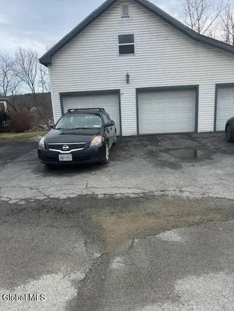 $305,000 | 4 Raceville Road, Hampton, NY 12837