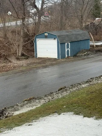 $305,000 | 4 Raceville Road, Hampton, NY 12837