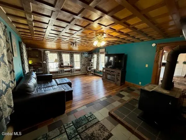 $315,000 | 4 Raceville Road, Hampton, NY 12837