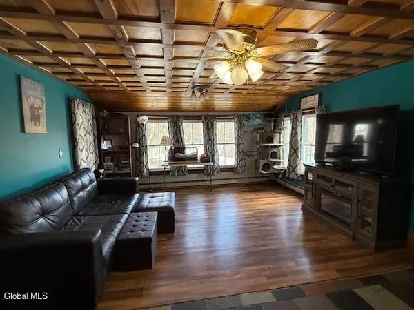 $315,000 | 4 Raceville Road, Hampton, NY 12837