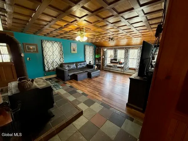 $315,000 | 4 Raceville Road, Hampton, NY 12837