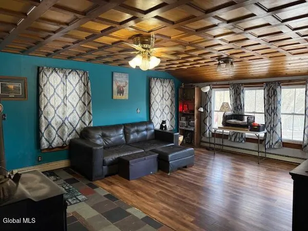 $315,000 | 4 Raceville Road, Hampton, NY 12837