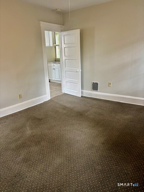 808 Mill Plain Road Fairfield, CT 06824 - Photo 6 of 15 Middle Room