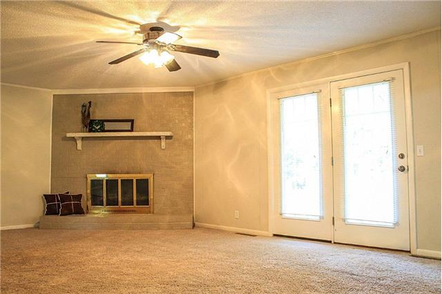 271 Wood Bluff Road Winchester, TN 37398 - Photo 10 of 20 Family Room