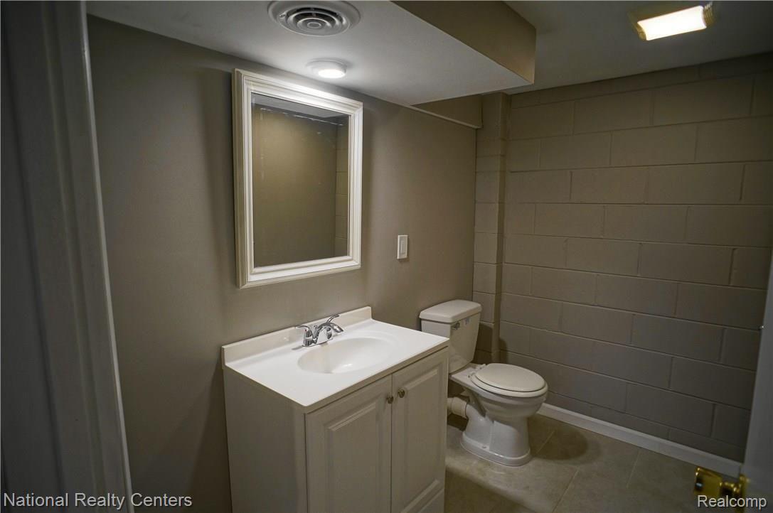 295 Texas Avenue Rochester, MI 48309 - Photo 12 of 18 DSC09183 (1).JPG