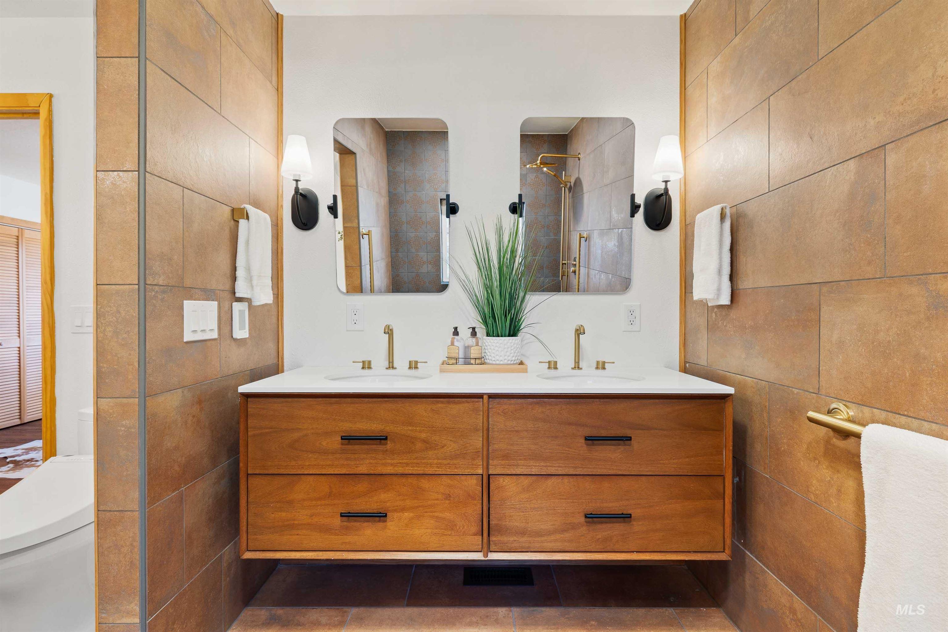 853 Pottery Road Bliss, ID 83314 - Photo 19 of 50 Full bathroom with double vanity and a shower