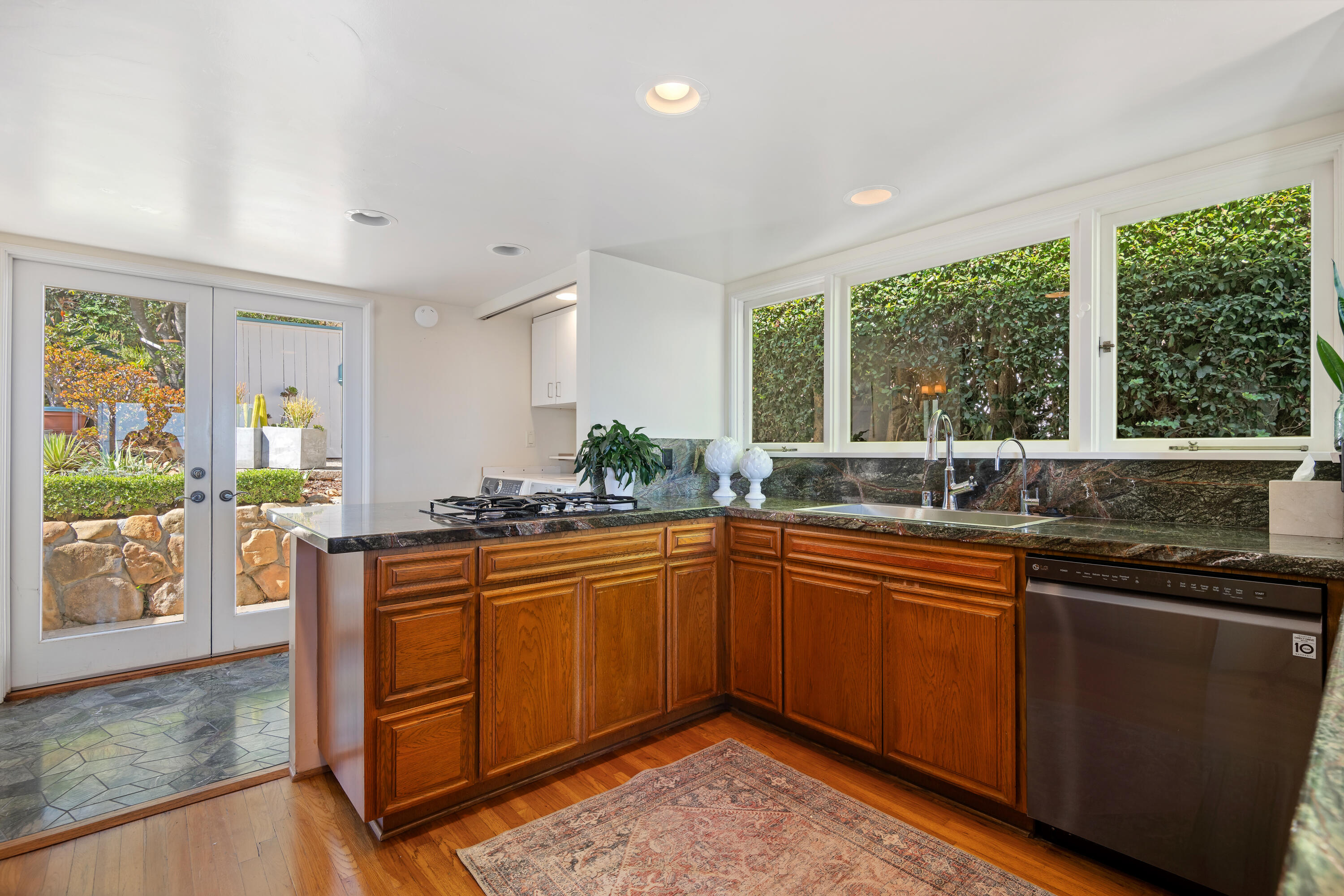 823 Arguello Road Santa Barbara, CA 93103 - Photo 26 of 58 20-Kitchen