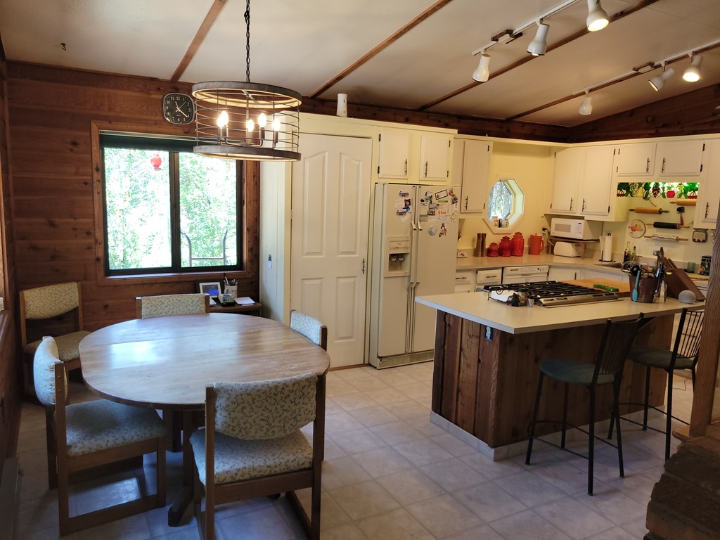 10525 Skunk Creek Road Cascade, ID 83611 - Photo 13 of 41 Dining area