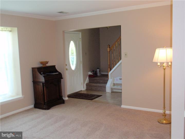100 Home Road Hatboro, PA 19040 - Photo 5 of 25 Living Room