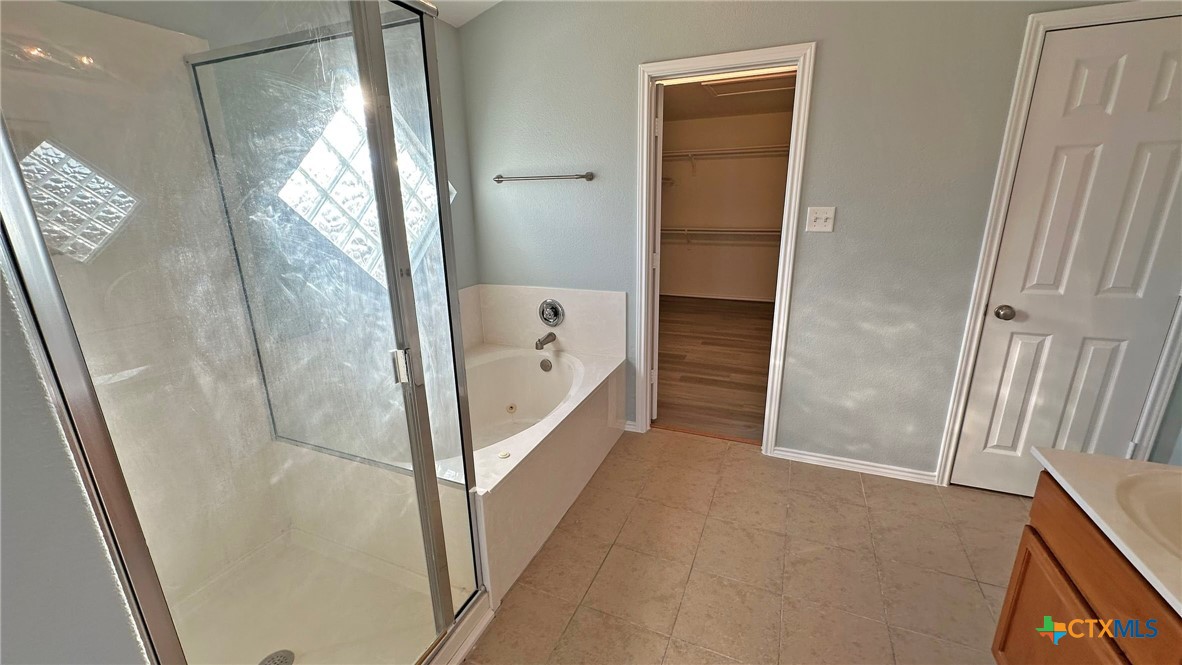 5203 Willamette Lane Killeen, TX 76549 - Photo 40 of 48 a bathroom with a tub and shower