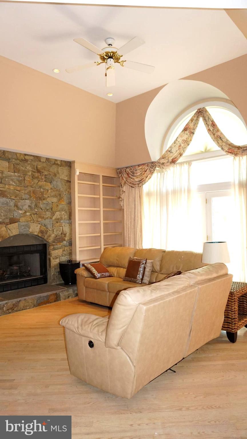 9412 Spruce Tree Circle Bethesda, MD 20814 - Photo 4 of 29 Family room with tray ceiling.