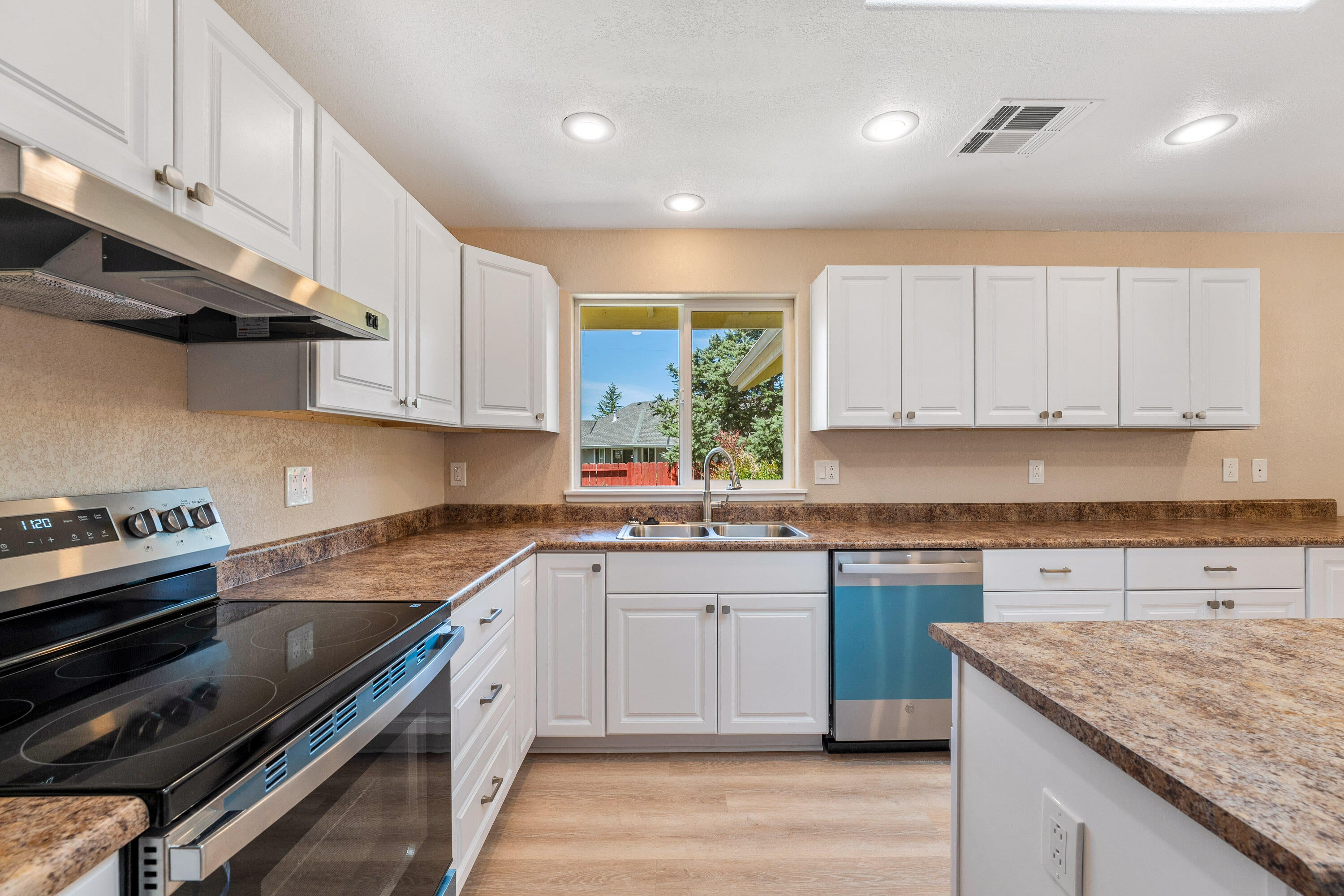 1692 Leonard Road Grants Pass, OR 97527 - Photo 7 of 36 Kitchen