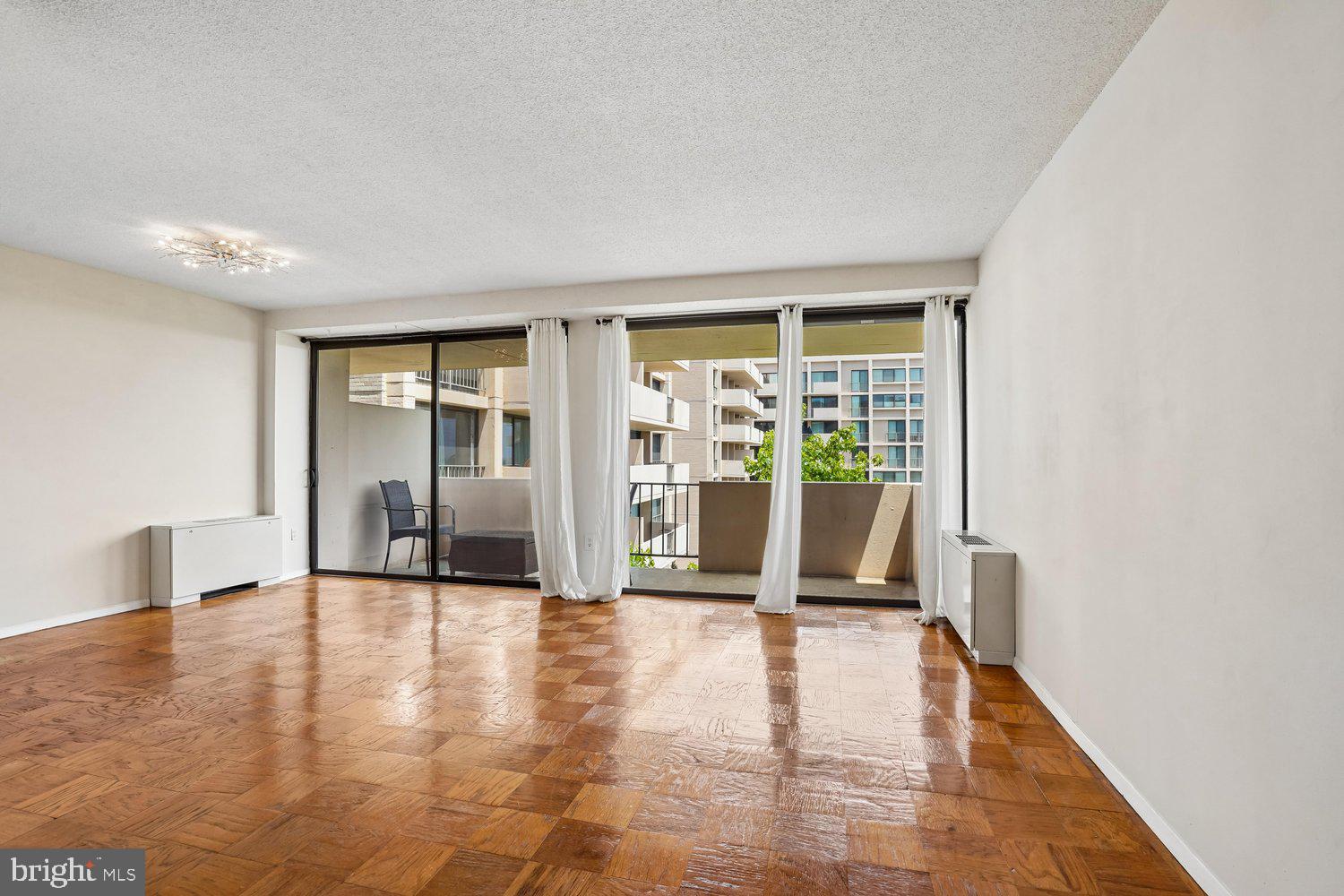 4141 North Henderson Road, Unit 904 Arlington, VA 22203 - Photo 7 of 46 Living Room