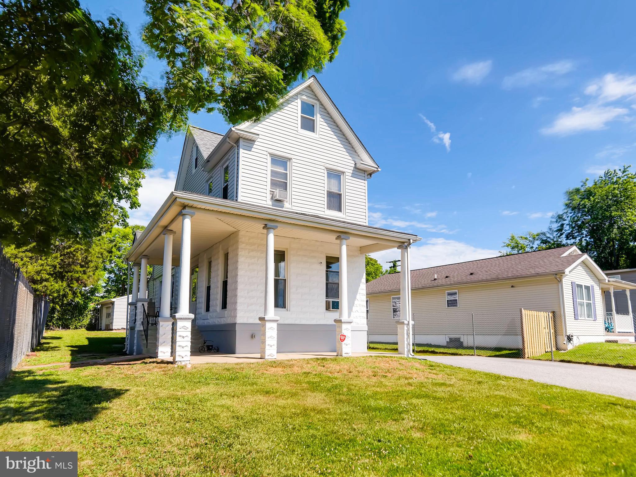 WRAP-AROUND FRONT PORCH